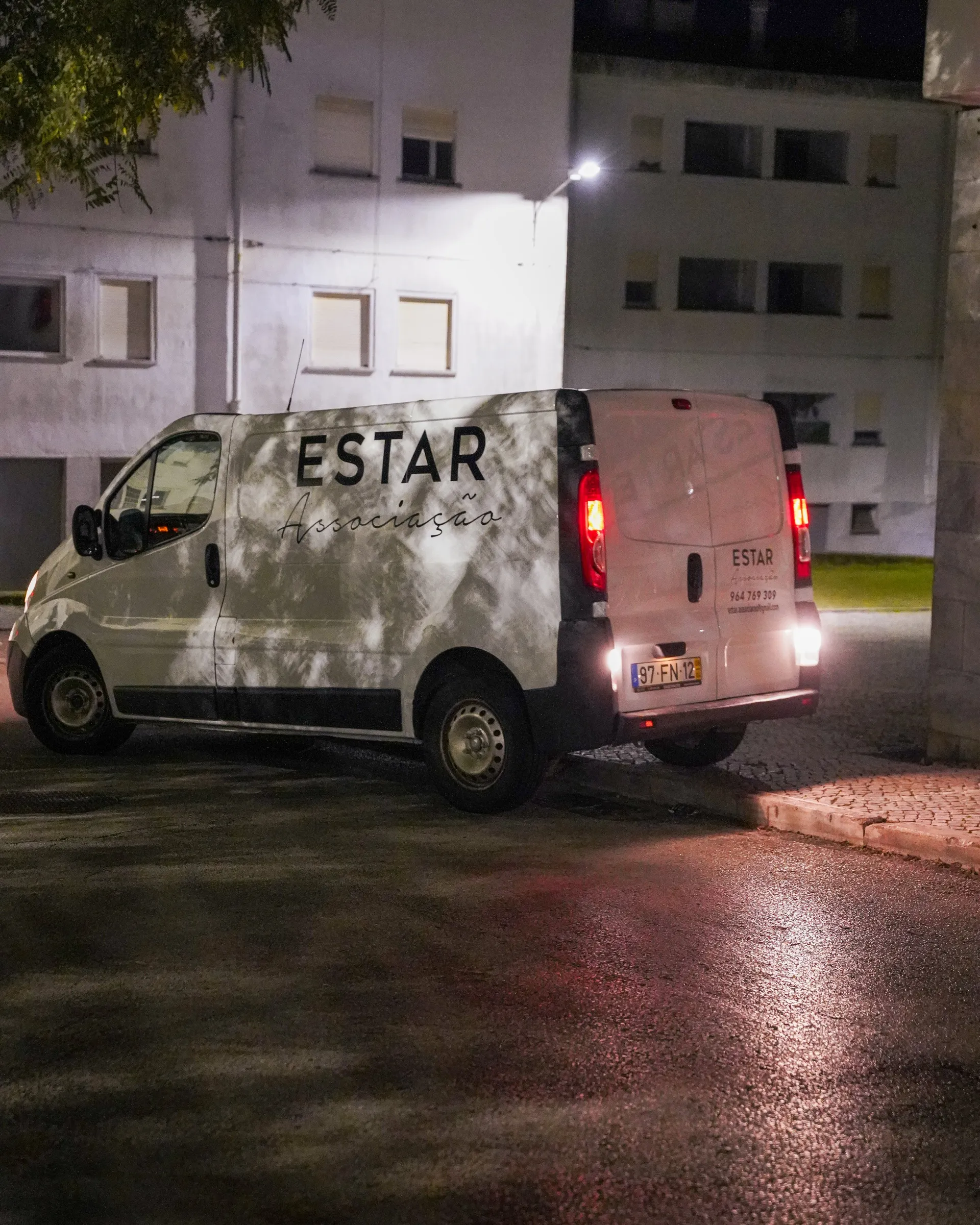 Carrinha da ESTAR numa rua de Beja, à noite